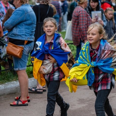 Κορίτσια από την Ουκρανία πηγαίνουν να συναντήσουν αιχμαλώτους πολέμου μετά από ανταλλαγή κρατουμένων 