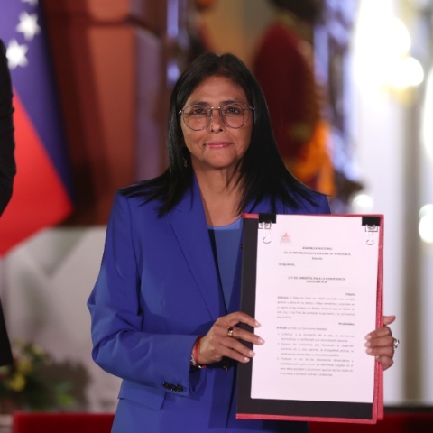 Η υπηρεσιακή πρόεδρος της Βενεζουέλας, Ντέλσι Ροντρίγκεζ, κρατά το έγγραφο του εγκεκριμένου νόμου περί αμνηστίας 