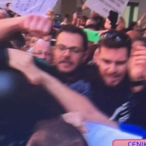 Στιγμιότυπο από την ανάρτηση του Άδωνι Γαωργιάδη, όπου δέχεται τη γροθιά από τον γιατρό