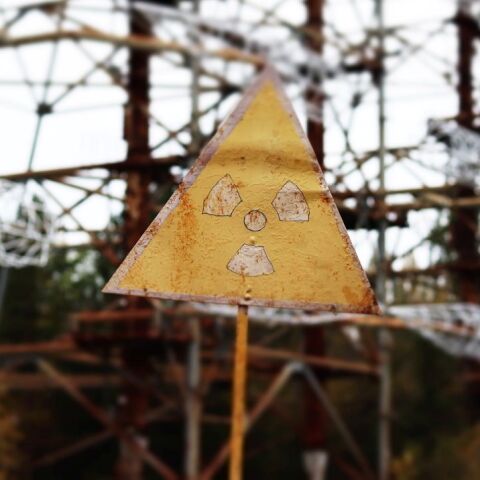 Πινακίδα προειδοποίησης στη νεκρή ζώνη του Τσέρνομπιλ