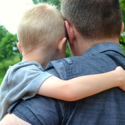 Παιδί στην αγκαλιά του πατέρα του