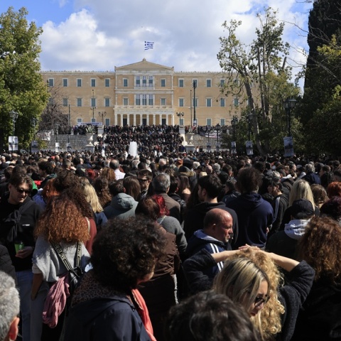 Άτομα κάθε ηλικίας στη μεγάλη συγκέντρωση στο Σύνταγμα για τα Τέμπη