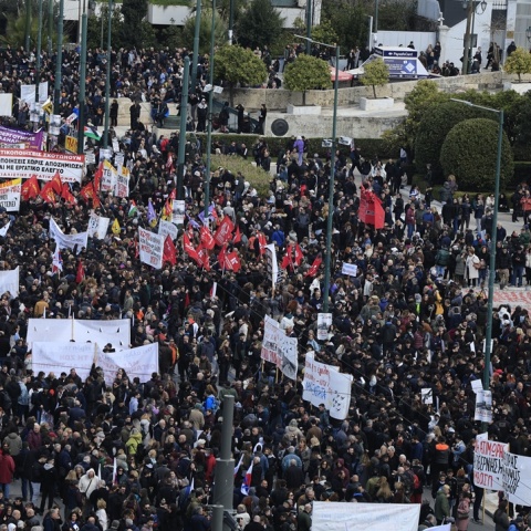 Μαζική συμμετοχή στη συγκέντρωση στο Σύνταγμα για τα 3 χρόνια από τα Τέμπη