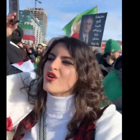 «Στο είπα ότι θα χορέψουμε πάνω στον τάφο σου»: Ιρανή ακτιβίστρια για τον θάνατο του Αλί Χαμενεΐ