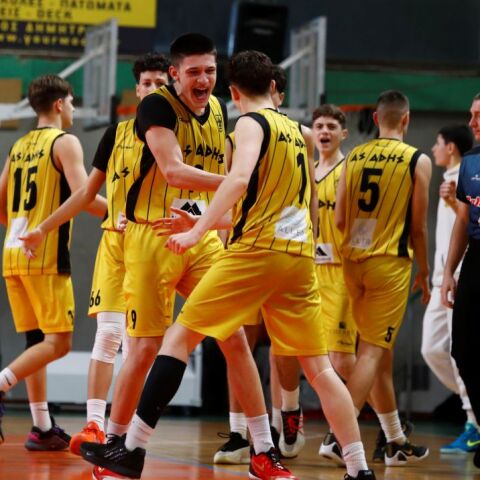 Παίκτες της ομάδας μπάσκετ Κ18 του Άρη που βρίσκονται εγκλωβισμένοι στο Αμπού Ντάμπι