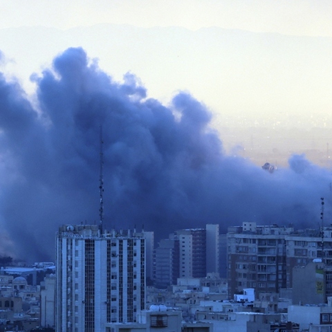 εκρηξη, καπνοι, σπιτια,