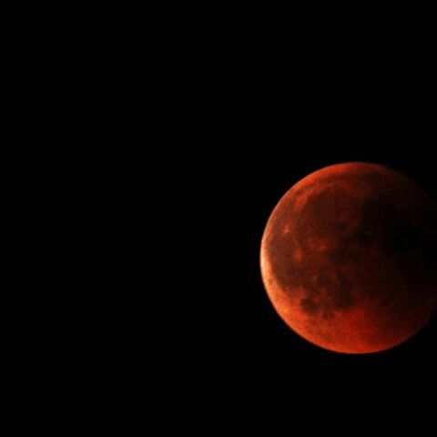 Πανσέληνος Μαρτίου: Απόψε το «ματωμένο φεγγάρι» - Πού οφείλεται η η κόκκινη λάμψη του