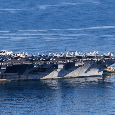 Το αμερικανικό αεροπλανοφόρο USS Gerald R. Ford αποπλέει από τον κόλπο της Σούδα