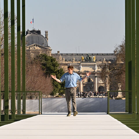 Dior: Ο Τζόναθαν Άντερσον ντύνει το φθινόπωρο με φορέματα σε σχήμα λουλουδιού