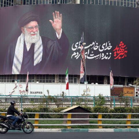 Κυβερνητικό κτίριο στην Τεχεράνη με αφίσα του Αγιατολάχ Αλί Χαμενεϊ