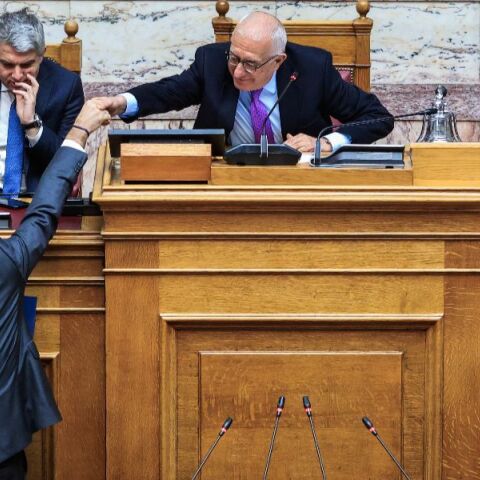 Τα γενέθλια του Κυριάκου Μητσοτάκη στη Βουλή: Οι ευχές και ο διάλογος για το «γλυκό χωρίς ζάχαρη»