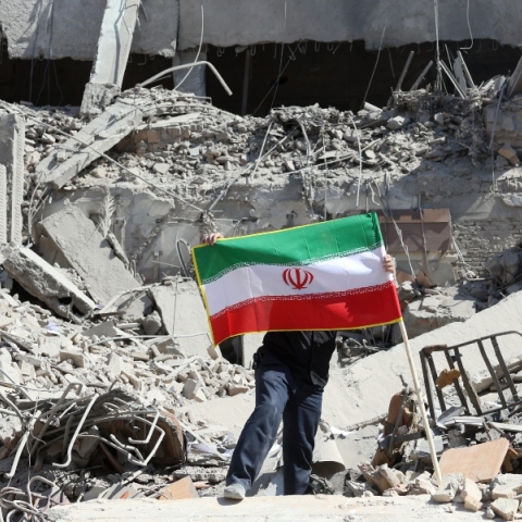 Ένας Ιρανός ανάμεσα στα ερείπια ενός κατεστραμμένου αστυνομικού τμήματος στο κέντρο της Τεχεράνης