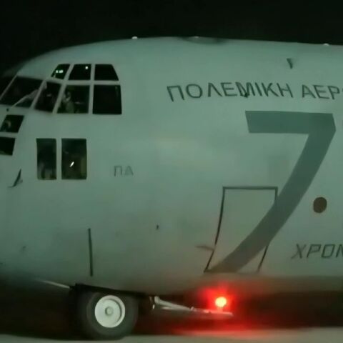 To C-130 με το οποίο επέστρεψαν οι 91 Έλληνες από το Άμπου Ντάμπι