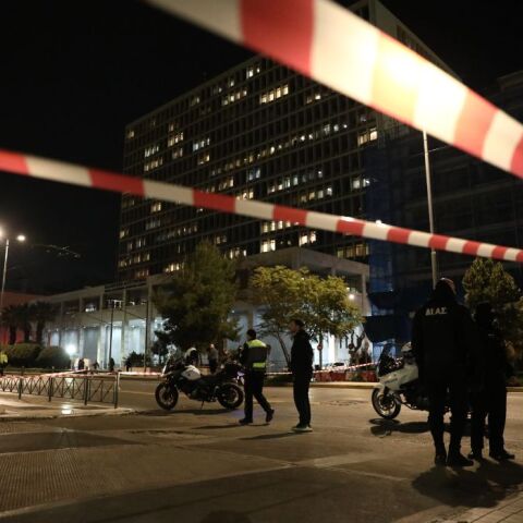 Ελεγχόμενη έκρηξη έξω από τη ΓΑΔΑ – Πραγματικές οι χειροβομβίδες που είχε ο 48χρονος