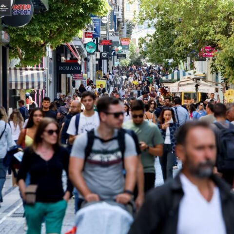 Πλήθος κόσμου στην οδό Ερμού στην Αθήνα