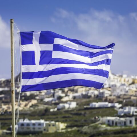 Ελληνική σημαία που κυματίζει στη Σαντορίνη