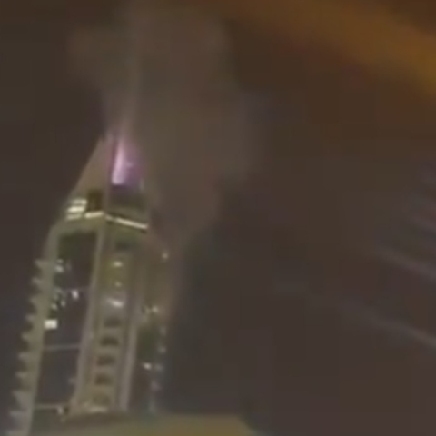 Θραύσματα από ιρανικό βλήμα έπεσαν σε ουρανοξύστη στο Ντουμπάι