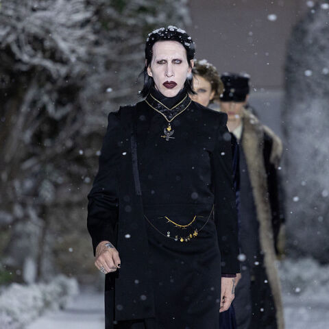 O Μέριλιν Μάνσον στην πασαρέλα στο Παρίσι ενώ επανέρχεται υπόθεση σεξουαλικής επίθεσης εναντίον του