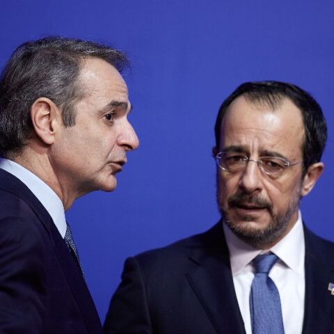 Στην Κύπρο ο Κυριάκος Μητσοτάκης για την τριμερή συνάντηση με Χριστοδουλίδη και Μακρόν