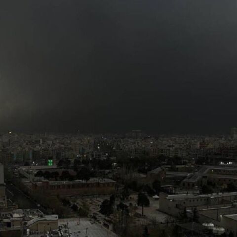 «Μαύρη βροχή» στο Ιράν μετά τα πλήγματα σε πετρελαϊκές εγκαταστάσεις προειδοποίηση του ΠΟΥ για κινδύνους υγείας