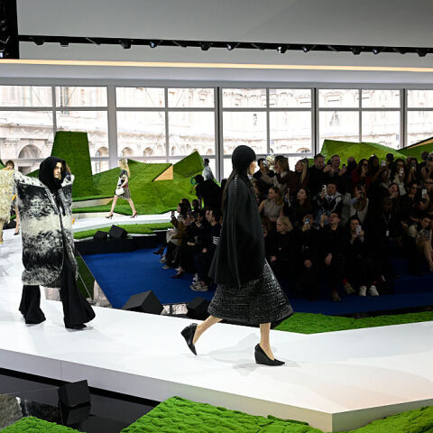 Ο Νικολά Γκεσκιέρ γύρισε τη Louis Vuitton σε ένα ορεινό fashion παραμύθι