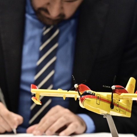 Υπεγράφη η σύμβαση για την αναβάθμιση των 7 Canadair CL-415