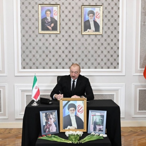 O Πρόεδρος του Αζερμπαϊτζάν, Ιλχάμ Αλίγιεφ αφήνει μήνυμα σε βιβλίο συλλυπητηρίων για τον εκλιπόντα Ανώτατο Ηγέτη του Ιράν Αγιατολάχ Αλί Χαμενεΐ 