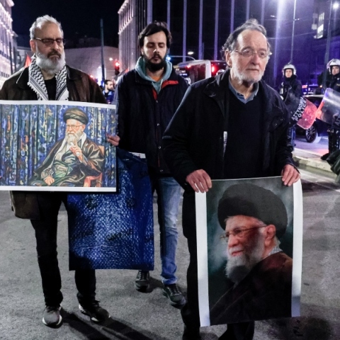 Ο Λαφαζάνης διαδηλώνει κατά του πολέμου στο Ιράν 