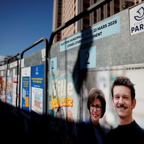 Αφίσες υποψηφίων των δημοτικών εκλογών, έξω από εκλογικό τμήμα στο Παρίσι
