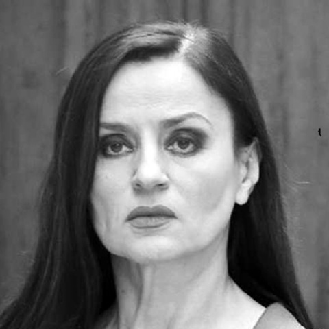 Η Καρυοφυλλιά Καραμπέτη υποδύεται τη Μήδεια σε σκηνοθεσία του Νικίτα Μιλιβόγεβιτς