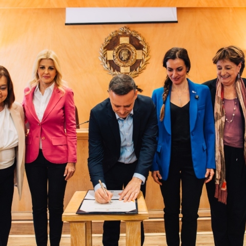 Ο Δήμαρχος Αθηναίων, Χάρης Δούκας, υπέγραψε την Αναθεωρημένη Ευρωπαϊκή Χάρτα για την Ισότητα Γυναικών και Ανδρών