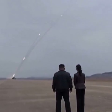  Ο Κιμ Γιονγκ Ουν παρακολουθεί με την κόρη του εκτόξευση βαλλιστικών πυραύλων