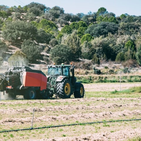 Αγρότες με τρακτέρ στο χωράφι