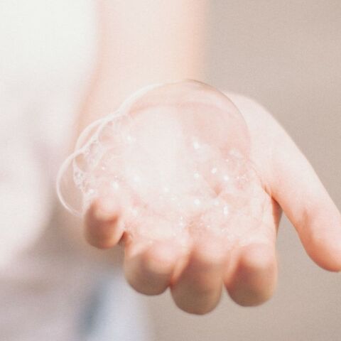 8 ευρώ ή 40 ευρώ; Η αλήθεια για τα σαμπουάν που πληρώνουμε