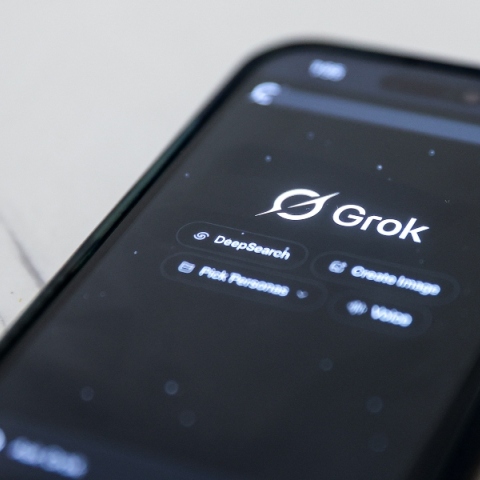 ΗΠΑ: Ανήλικοι μήνυσαν το Grok του Έλον Μασκ για δημιουργία σεξουαλικοποιημένων εικόνων τους