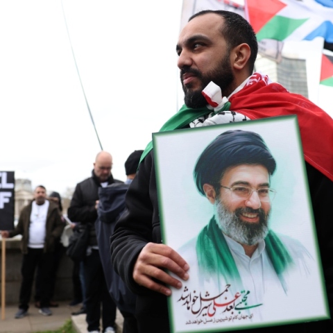 Διαδηλωτής κρατάει φωτογραφία του Μοτζτάμπα Χαμενεΐ