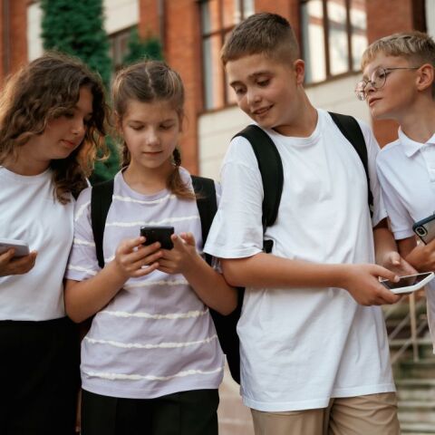 Παιδιά με κινητά στο σχολείο