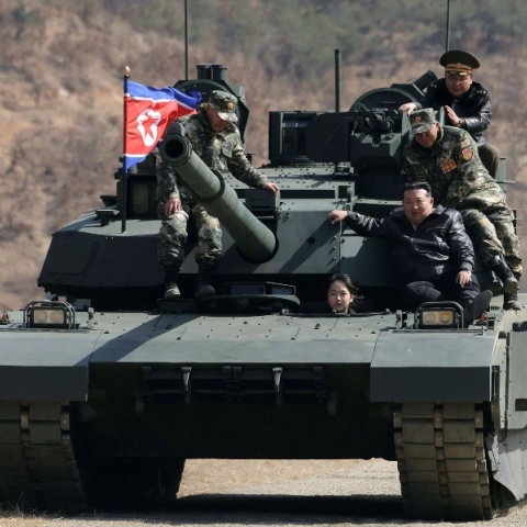 Η έφηβη κόρη του Κιμ Γιονγκ Ουν οδηγεί ένα άρμα μάχης του στρατού 