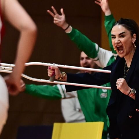 H προπονήτρια του Παναθηναϊκού Σελέν Ερντέμ με την πατερίτσα της