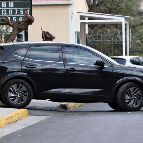 H μεταγωγή του γκαλερίστα στα δικαστήρια