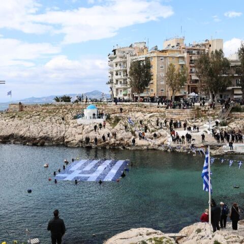 Η γαλανόλευκη σημαία στη θάλασσα του Πειραιά