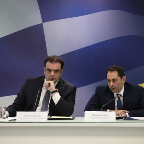 Κυριάκος Πιερρακάκης και Θάνος Πετραλιάς διευκρινίζουν τα κριτήρια για το Fuel Pass 2026 και τα υπόλοιπα μέτρα στήριξης