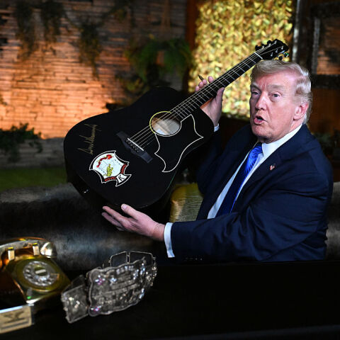 Ο Τραμπ στη Γκρέισλαντ και η απορία για τον Έλβις που έκλεψε την παράσταση