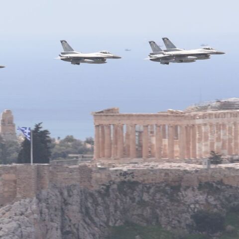 25η Μαρτίου: Εντυπωσιακές εικόνες από τα μαχητικά αεροσκάφη στον αττικό ουρανό 