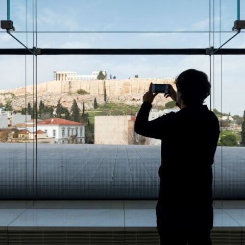 Τουρίστρια στην Ακρόπολη