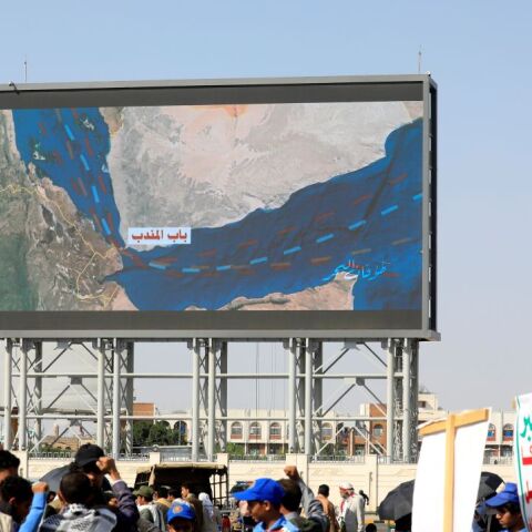 To Στενό της Ερυθράς θάλασσας στο Μπαμπ αλ Μανταμπ, στο νότο της Αραβικής Χερσονήσου σε αφίσα των Χούθι