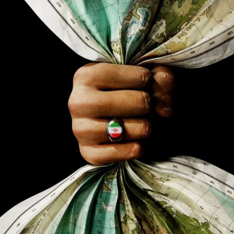 Το εξώφυλλο του Economist, με ένα χέρι με δαχτυλίδι την ιρανική σημαία να γραπώνει έναν χάρτη