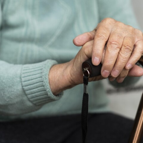 Συνταξιούχος με μπαστούνι στο χέρι