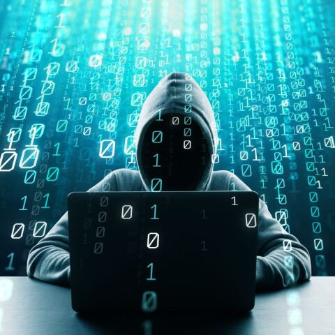 Χάκερ πίσω από υπολογιστή