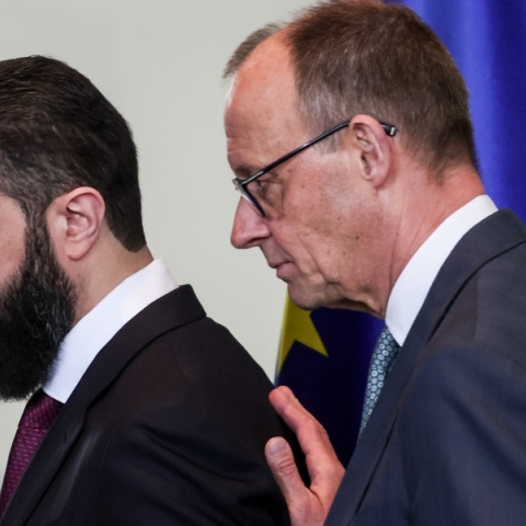 Άχμαντ αλ-Σαράα και  Φρίντριχ Μερτς κατά τη συνάντησή τους στο Βερολίνο